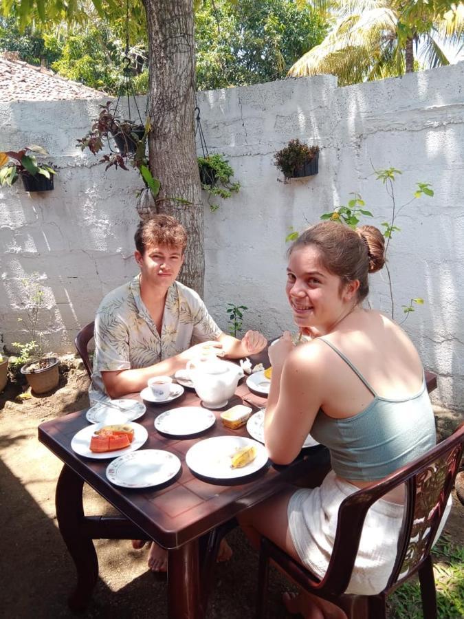 Menaka Homestay タンガラ エクステリア 写真