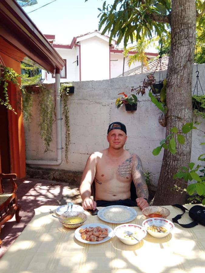 Menaka Homestay タンガラ エクステリア 写真