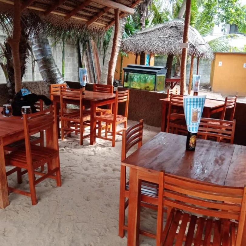 Menaka Homestay タンガラ エクステリア 写真